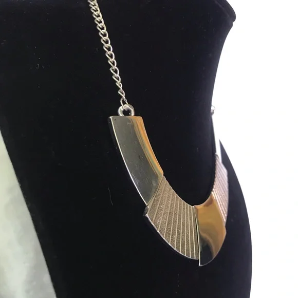 Silver Bib/Choker Statement Necklace women’s. Smart casual jewellery - Picture 5 of 7